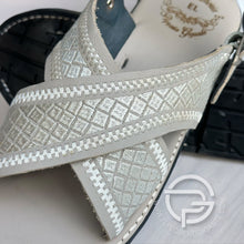 Load image into Gallery viewer, Diamante Hueso Bordado en Piel Hueso Huarache Cruzado - Bone White Diamonds Leather