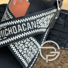 Cargar imagen en el visor de la galería, Michoacán Bordado Piel Negro Huarache Cruzado. Huarache Mexicano
