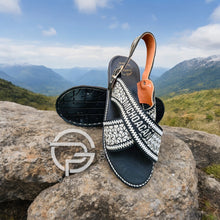 Cargar imagen en el visor de la galería, Michoacán Bordado Piel Negro Huarache Cruzado. Huarache Mexicano
