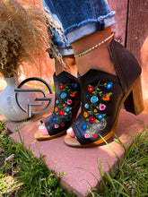 Cargar imagen en el visor de la galería, Laura Premium Mexican Leather Ankle Boots - Mexican Artisanal Embroidered Flower Leather Block Heel