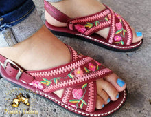 Load image into Gallery viewer, Huarache Burgundy Roses Borde Blanco