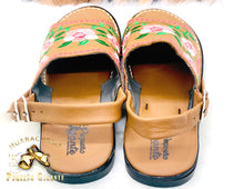 Load image into Gallery viewer, Huarache Cerrado Bordado - Flores Cafe