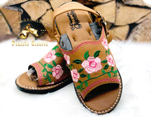Load image into Gallery viewer, Huarache Cerrado Bordado - Flores Cafe