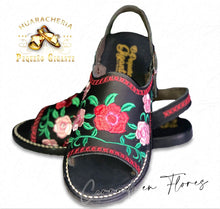 Load image into Gallery viewer, Huarache Cerrado Bordado - Flores Negro