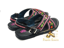 Load image into Gallery viewer, Huarache Bordado de Flores Rosa en Piel Negra