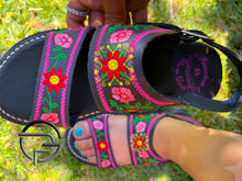 Load image into Gallery viewer, Dos Correas Bordado de Flores en Piel Negra | Huarache Mexicano para Dama
