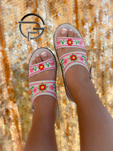 Load image into Gallery viewer, Dos Correas Bordado de Flores en Piel Negra | Huarache Mexicano para Dama