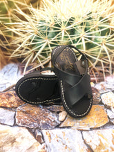 Load image into Gallery viewer, Toddler | Bebe Huarache de Piel Cruzado Negro