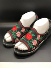 Load image into Gallery viewer, Huarache Mexicano Bordado de Piel color negro con flores rositas y una flor roja en medio. Huaracheria el pequeño gigante.