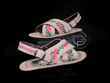 Load image into Gallery viewer, Florecita Blanca para Niña Huarache Mexicano Bordado en Piel
