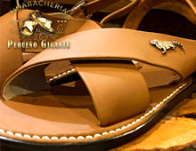 Cargar imagen en el visor de la galería, Huarache Cruzado en Piel Caramelo
