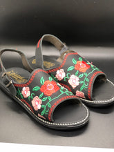 Cargar imagen en el visor de la galería, Huarache Mexicano Bordado de Piel color negro con flores rositas y una flor roja en medio. Huaracheria el pequeño gigante.
