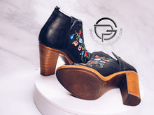 Cargar imagen en el visor de la galería, Laura Premium Mexican Leather Ankle Boots - Mexican Artisanal Embroidered Flower Leather Block Heel
