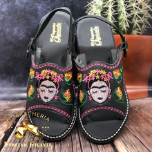 Load image into Gallery viewer, Huarache Cerrado Bordado - Frida Kahlo Negro
