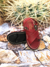 Load image into Gallery viewer, Toddler | Bebe Huarache de Piel Cruzado Rojo
