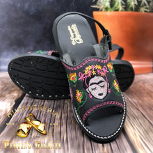 Cargar imagen en el visor de la galería, Huarache Cerrado Bordado - Frida Kahlo Negro
