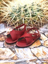 Load image into Gallery viewer, Toddler | Bebe Huarache de Piel Cruzado Rojo
