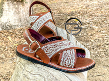 Load image into Gallery viewer, Thorn Huarache Mexicano Bordado en Piel café | Brown and White Leather Mexican Sandals
