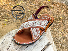 Cargar imagen en el visor de la galería, Thorn Huarache Mexicano Bordado en Piel café | Brown and White Leather Mexican Sandals
